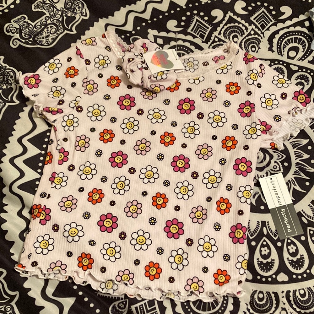 A graphic t shirt short sleeve. Size large in kids.